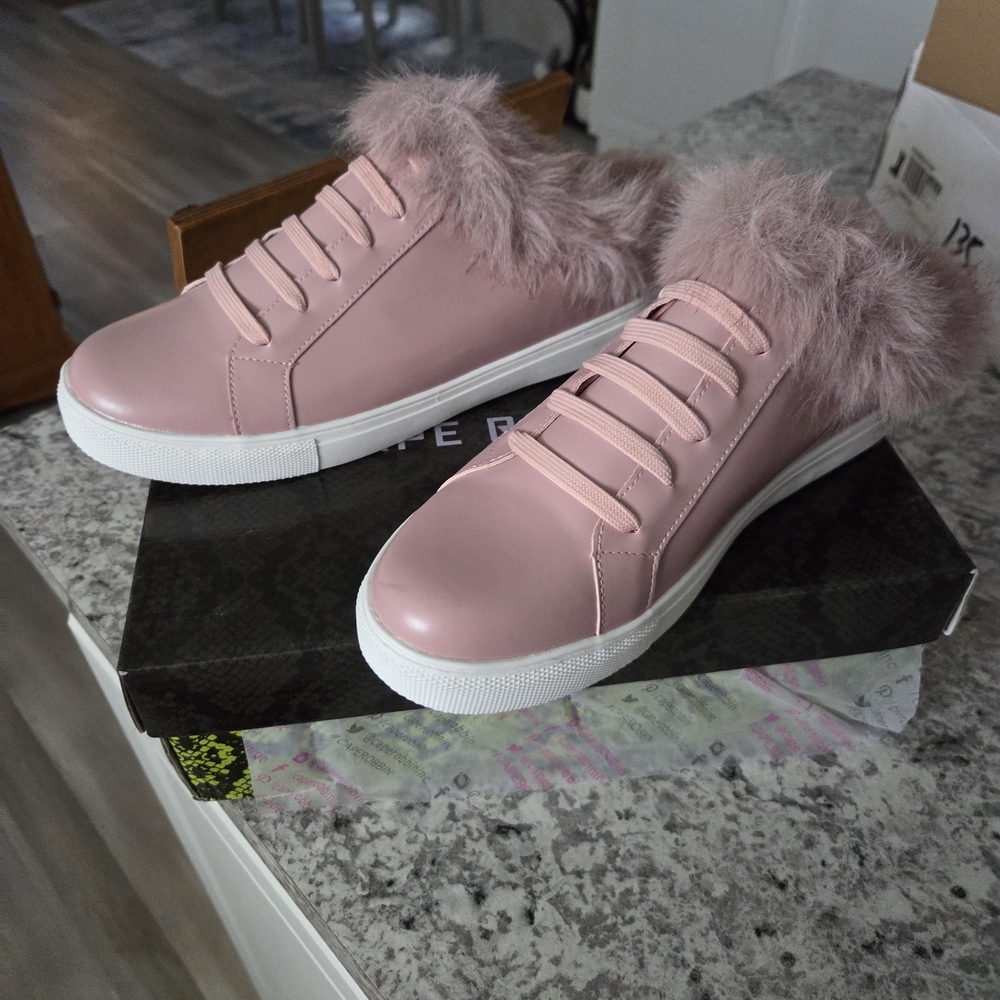 New In Box Cape Robbin Pink Fur-Lined Women's Sneakers - Picture 3 of 8